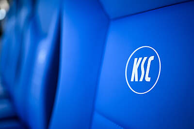 KSC-Logo auf der Auswechselbank.