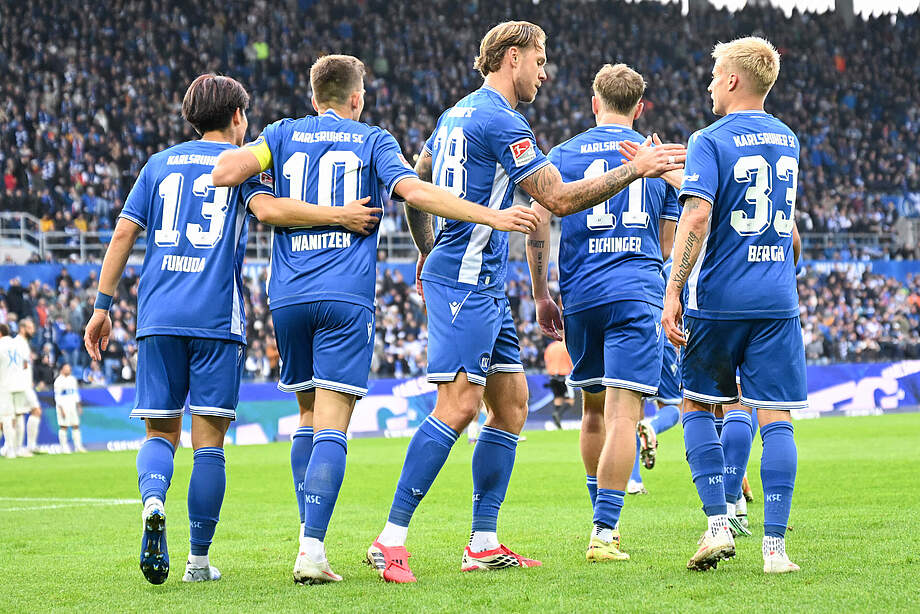 KSC-Mannschaft jubelt zusammen und liegt sich in den Armen