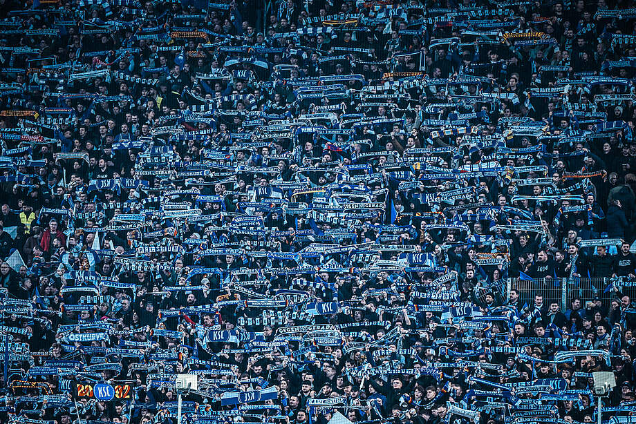 KSC-Fans strecken ihre Schals hoch