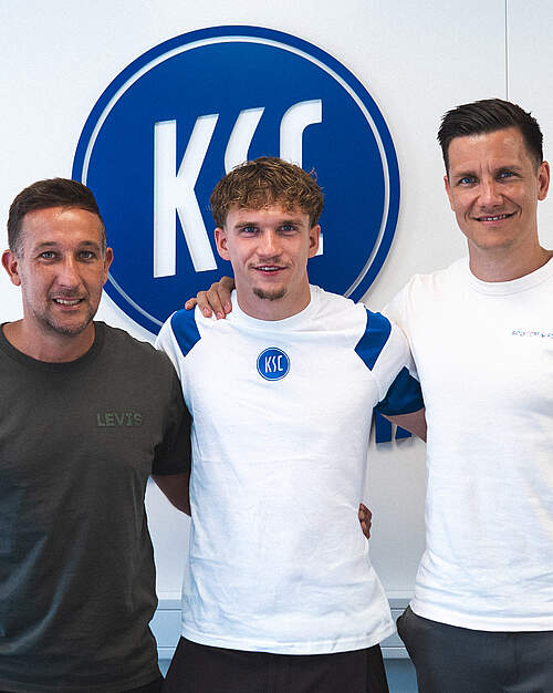Julian Gerold mit Pascal Huber und Thomas Konrad vor dem KSC-Logo