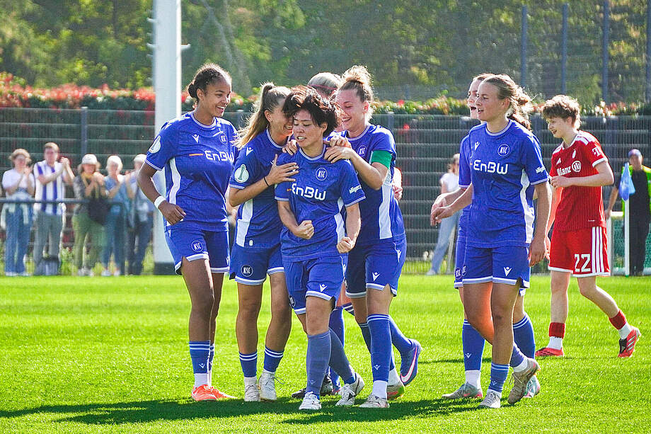 Die KSC-Frauen bejubeln einen Treffer gegen den FC Bayern München II.