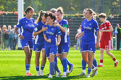 Die KSC-Frauen bejubeln einen Treffer gegen den FC Bayern München II.