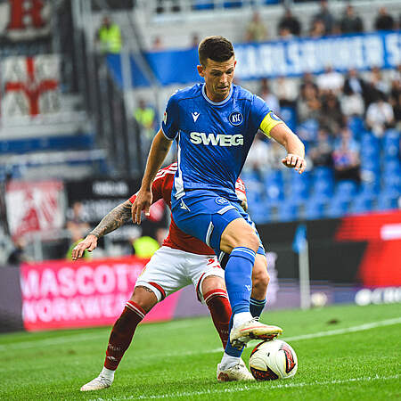 Wanitzek behauptet den Ball