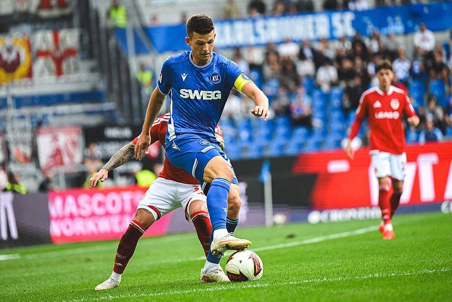 Wanitzek behauptet den Ball
