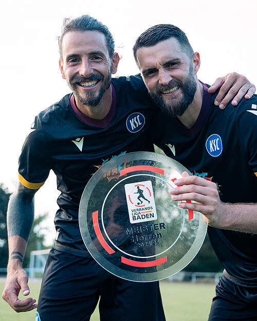 Salz und Weizel mit der Verbandsliga-Schale