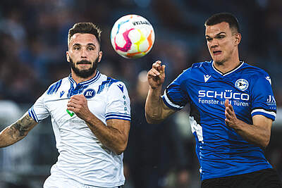 Schleusener im Zweikampf mit einem Bielefelder