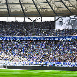 Choreo der Fans im Olympiastadion.