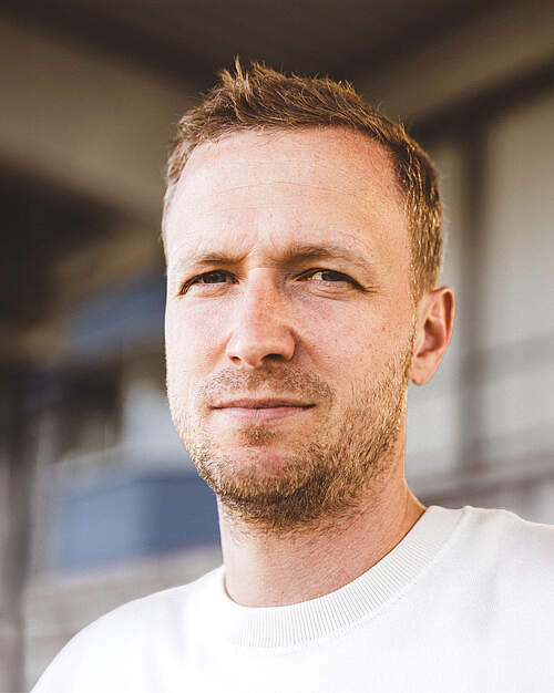 Maximilian Senft schaut in die Kamera.