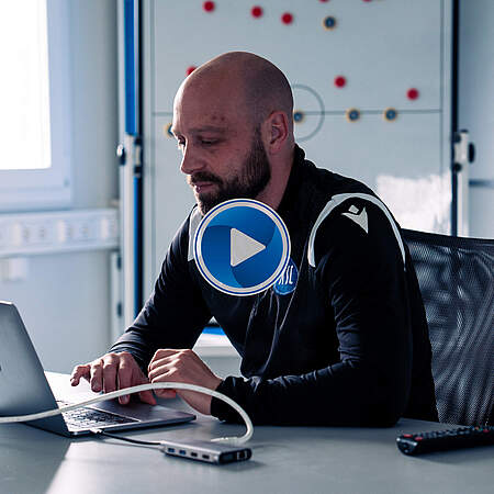 Julian Schwarz am Laptop.