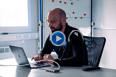 Julian Schwarz am Laptop.