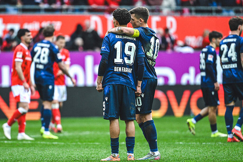 Ben Farhat und Wanitzek nach dem Spiel