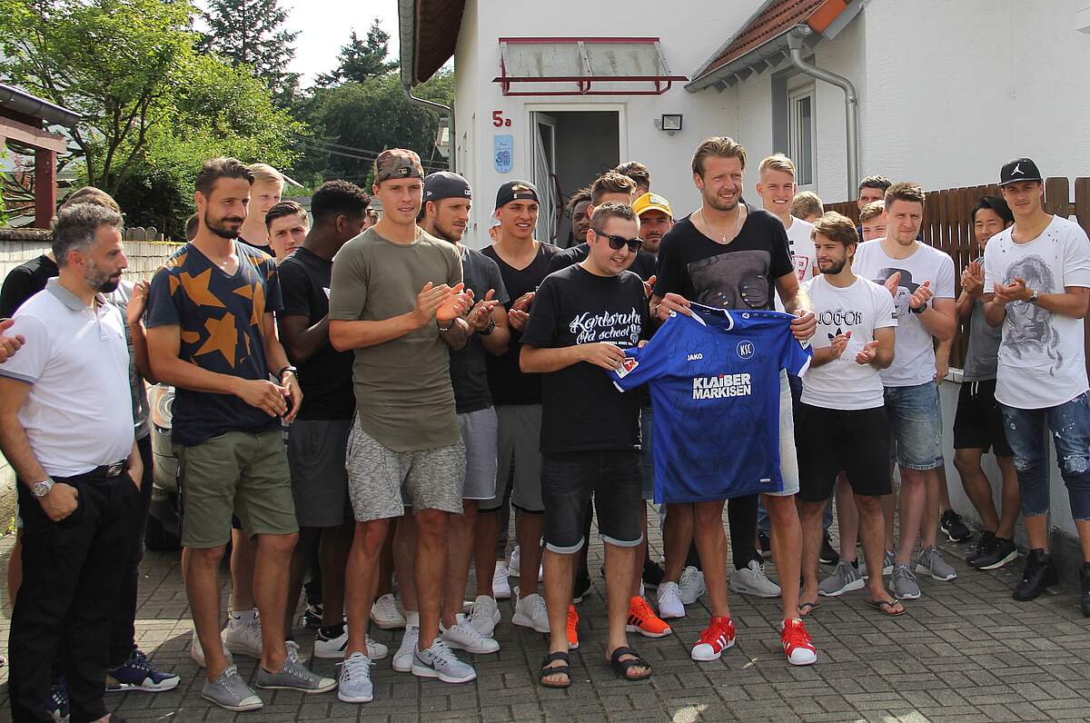 Überraschungsbesuch des KSC bei krankem KSC-Fan: KSC - MEINE HEIMAT.