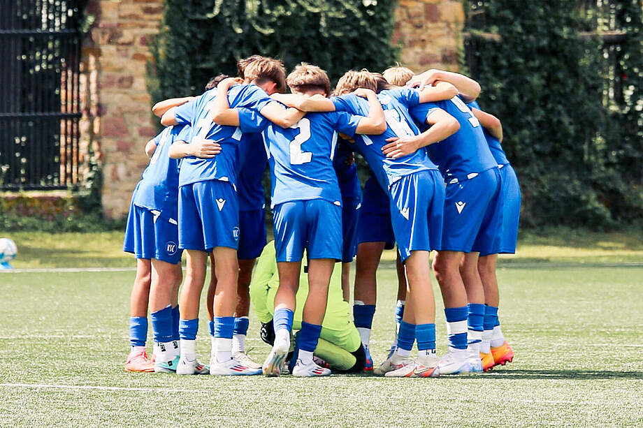 U14 mit Mannschaftskreis vor dem Testspiel