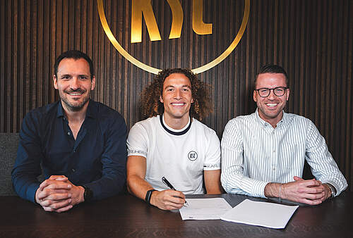 Geschäftsführer Sport Mario Eggimann, Neuzugang Tim Civeja und Direktor Profifußball Timon Pauls (v. l. n. r.).