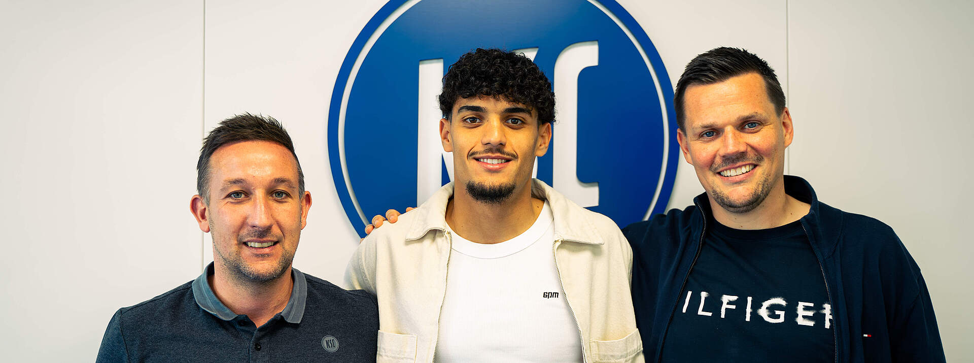 Pascal Huber, Jassin Manai und Matze Cuntz unmittelbar nach der Unterschrift