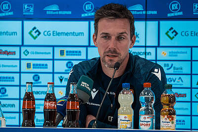 Christian Eichner bei der Pressekonferenz vor BSC-KSC