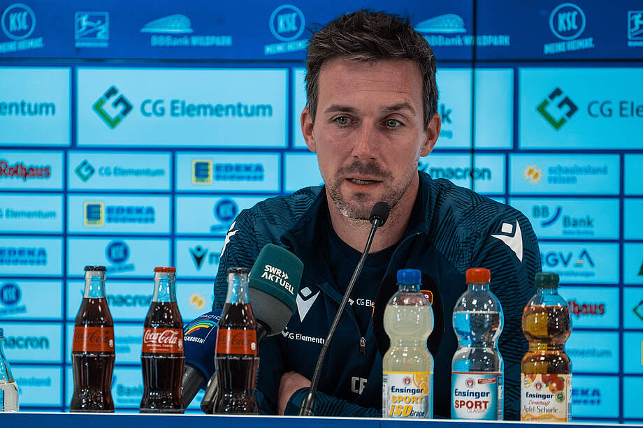 Christian Eichner bei der Pressekonferenz vor BSC-KSC 