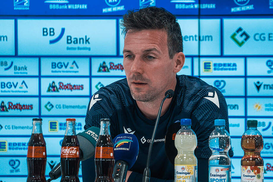 Christian Eichner bei der Pressekonferenz vor dem Heimspiel gegen Wehen Wiesbaden.