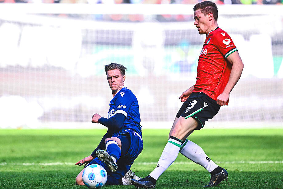 Burnic im Zweikampf mit Halstenberg