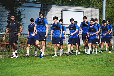U17 mit Athletiktrainer Fazloula beim Warm-Up