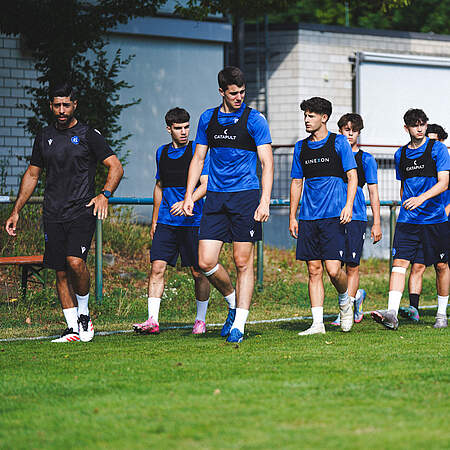 U17 mit Athletiktrainer Fazloula beim Warm-Up