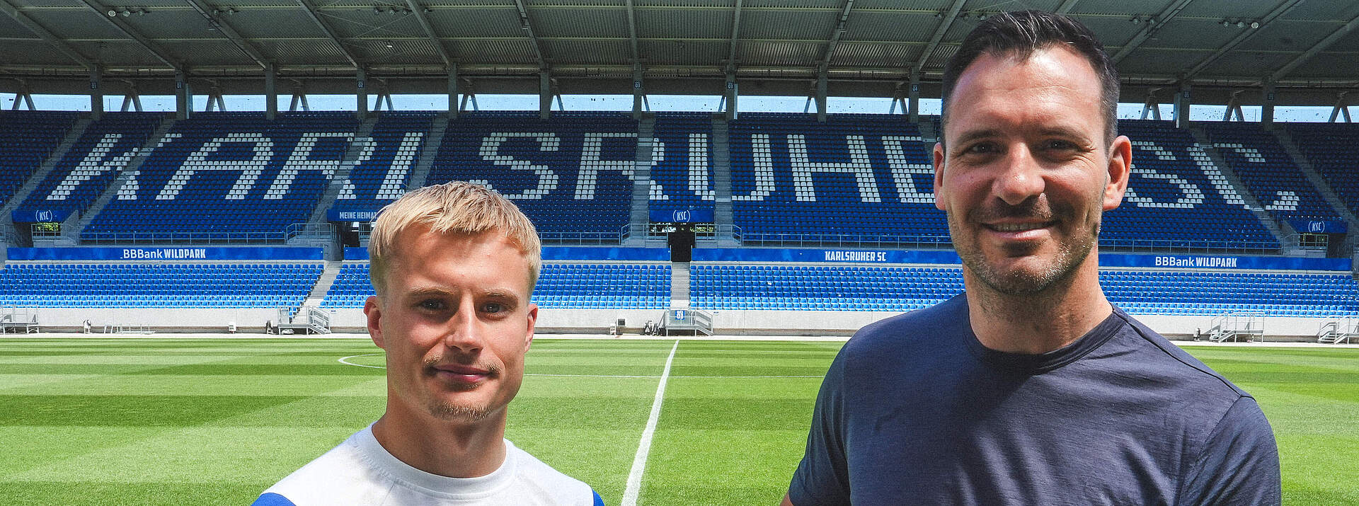Neuzugang Viktor Bergh (li.) und Geschäftsführer Sport Mario Eggimann mit einem KSC-Trikot in der Hand.