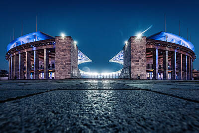 Olympiastadion von außen am Abend