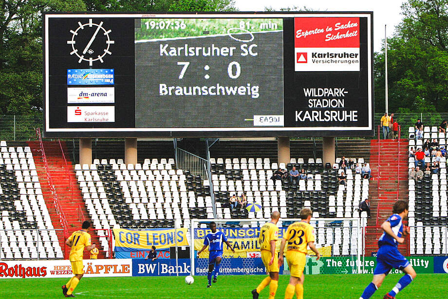 Anzeigetafel: Karlsruher SC - Braunschweig