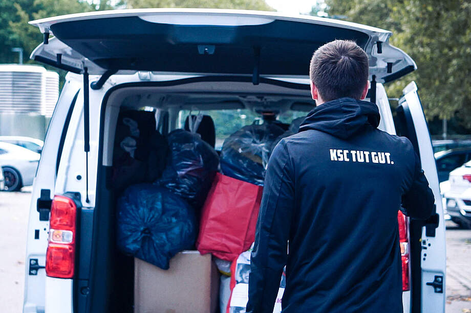 Transporter voller Kleiderspenden