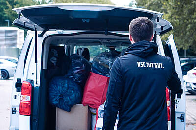 Transporter voller Kleiderspenden