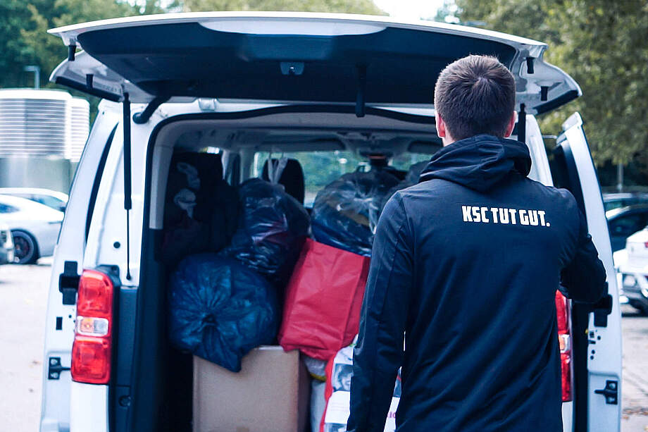 Transporter voller Kleiderspenden