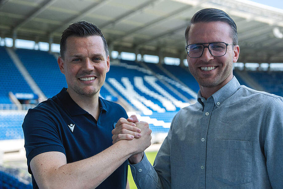 Abteilungsleiter Entwicklung Matthias Cuntz (li.) und Direktor Profifußball Timon Pauls posieren im BBBank Wildpark.. 