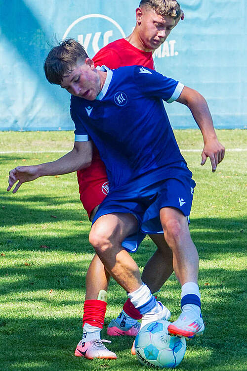 U17-Spieler Stürmer am Ball