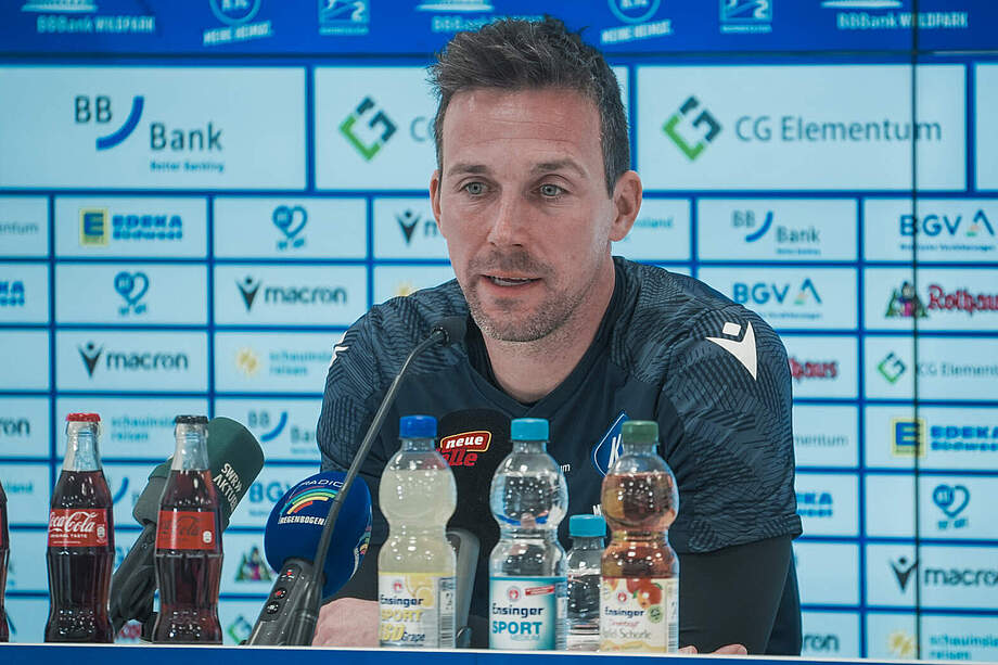 Christian Eichner bei der Pressekonferenz vor dem Auswärtsspiel gegen Braunschweig.
