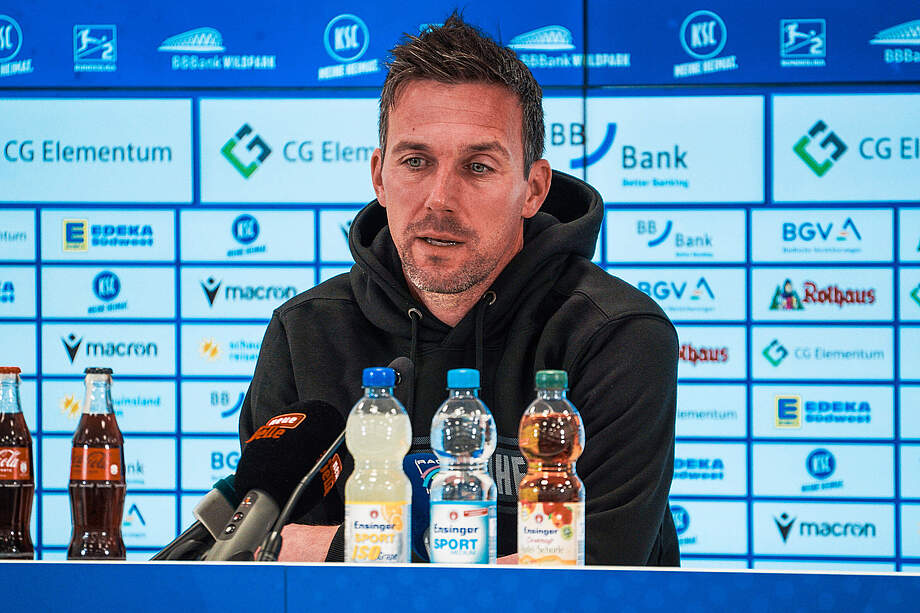 Christian Eichner bei der Pressekonferenz vor dem Auswärtsspiel gegen den FC St. Pauli.