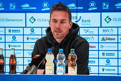 Christian Eichner bei der Pressekonferenz vor dem Auswärtsspiel gegen den FC St. Pauli.