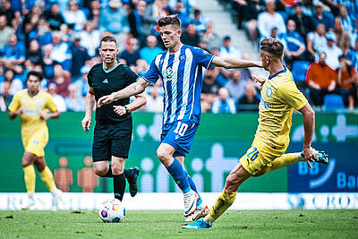 Marvin Wanitzek mit dem Ball am Fuß während des Heimspiels gegen Eintracht Braunschweig.