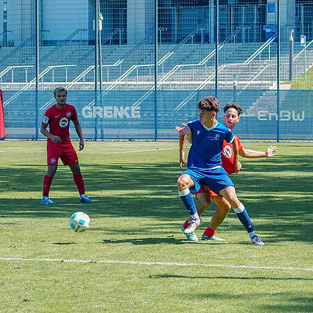 Toni Matenda schirmt den Ball ab