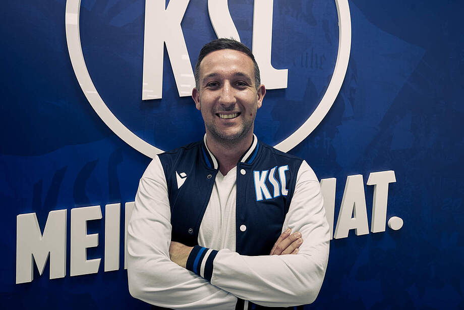 Pascal Huber vor dem KSC-Logo