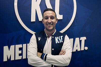 Pascal Huber vor dem KSC-Logo