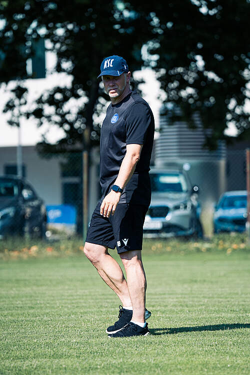 Cheftrainer Dietmar Blicker beim Trainingsauftakt.