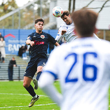 Marlon Dinger im Kopfballduell
