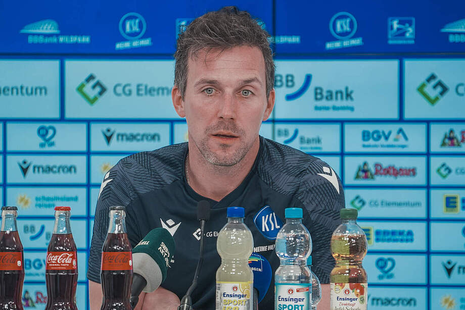Eichner bei der Pressekonferenz vor dem KSC-Heimspiel gegen Fürth