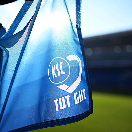 KSC TUT GUT.-Flagge im BBBank Wildpark