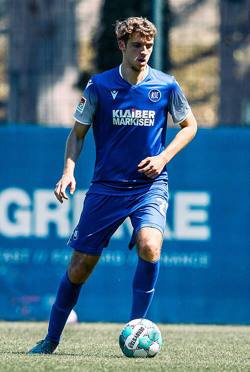 Rückkehrer Marlon Dinger am Ball im GRENKE Stadion