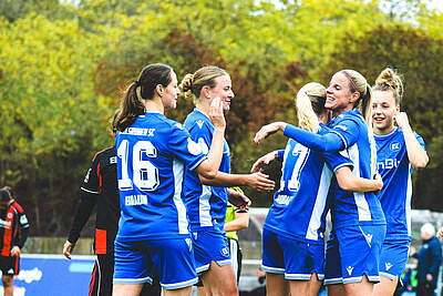 Unsere KSC-Frauen bejubeln gegen die U19 von Eintracht Frankfurt einen Treffer.