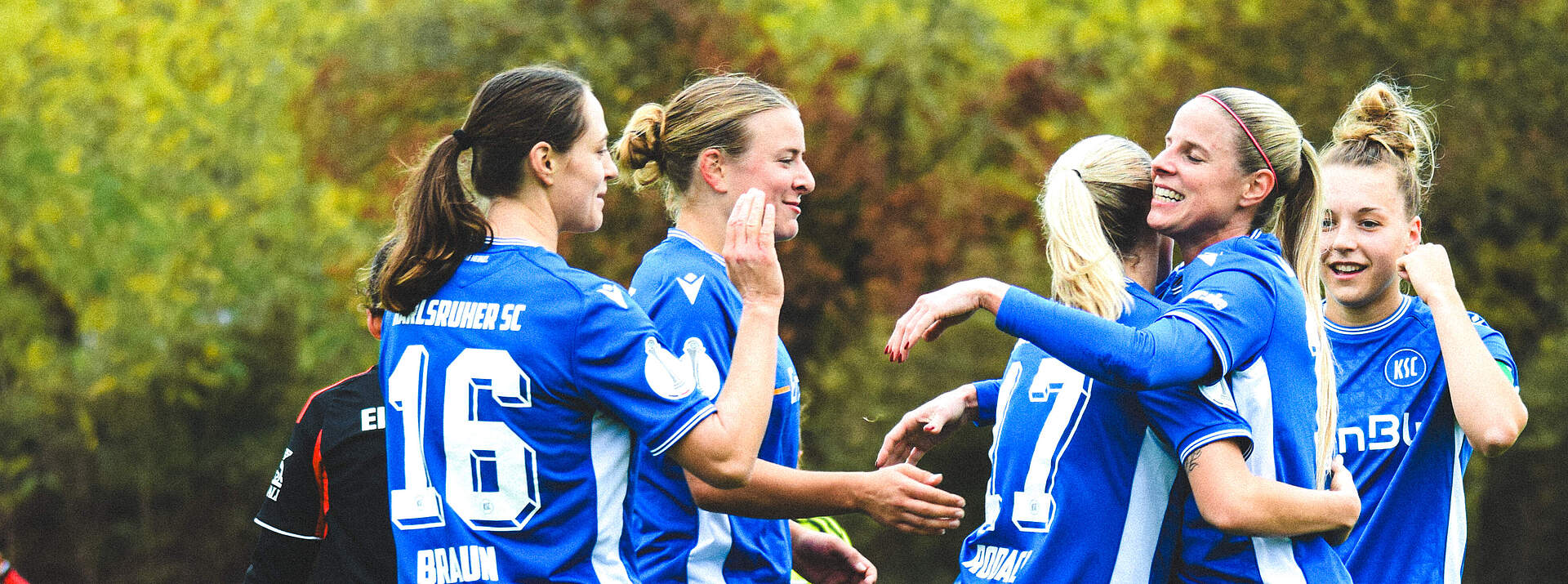 Unsere KSC-Frauen bejubeln gegen die U19 von Eintracht Frankfurt einen Treffer.