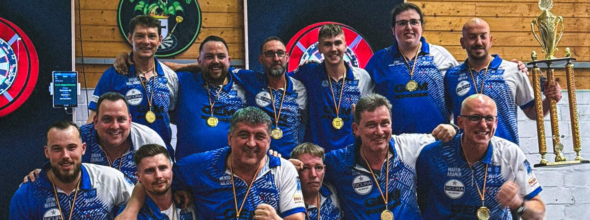 Die KSC-Darter bejubeln den Gewinn der Meisterschaft.