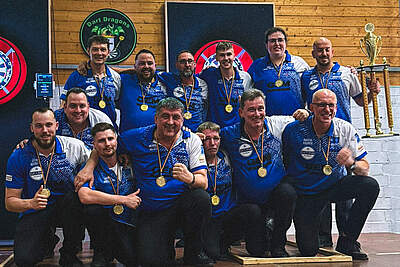 Die KSC-Darter bejubeln den Gewinn der Meisterschaft.