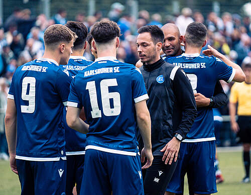 U23-Mannschaft bei einer Besprechung am Spielfeldrand